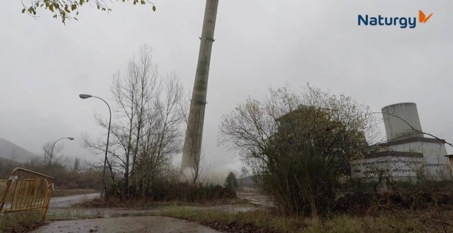 Naturgy completa con éxito la voladura de la chimenea de la central térmica de Anllares