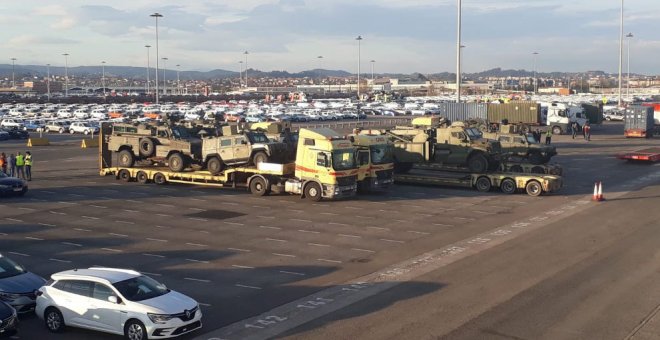 Desembarcan en Santander vehículos y material militar del Ejército de Tierra que habían actuado en Lituania