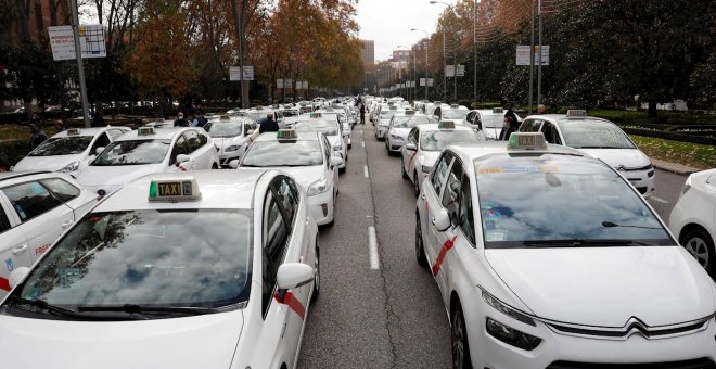 Taxis congestionan el centro de Madrid para exigir a Almeida que los escuchen