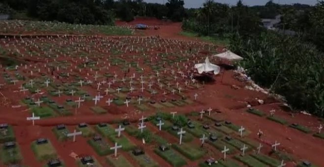 Yakarta amplía los cementerios para fallecidos por coronavirus