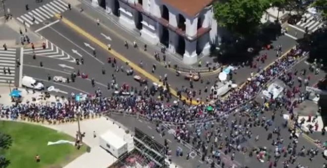 Colas kilométricas en la Casa Rosada para despedir a Maradona