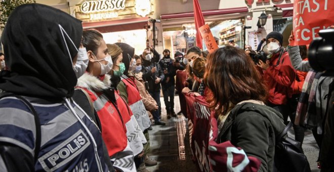 Las imágenes de la manifestación contra la violencia machista en Estambul que termina con diez detenidas