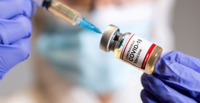 La tramoya - Ventajas e inconvenientes económicos de hacer creer que se dispondrá pronto de una vacuna