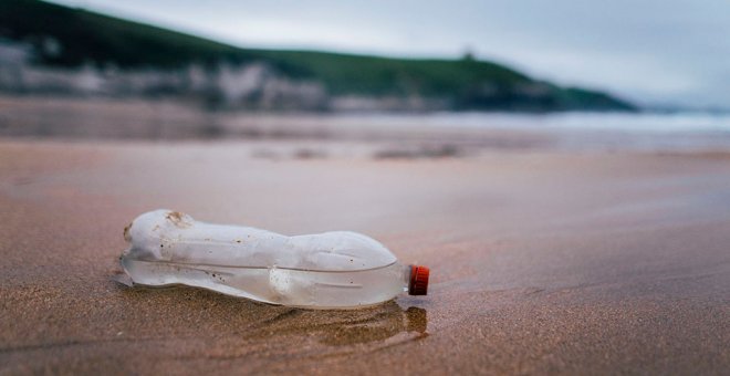 Plástico o vidrio: ¿qué botella debemos escoger para cuidar el medioambiente?