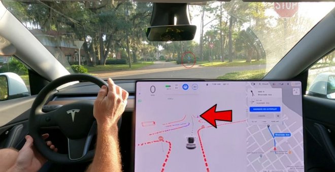 Así se comporta la conducción autónoma "total" de Tesla cediendo el paso a peatones