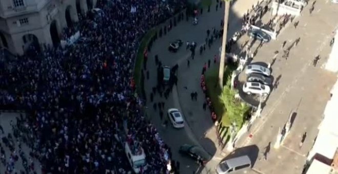 Una multitud despide entre llantos a Maradona