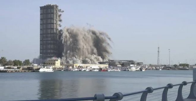 Rápida demolición de 144 pisos en 4 torres en Emiratos Arabes con una explosión controlada