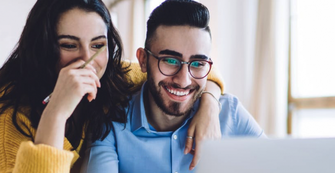 Otras miradas - ¿Quién utiliza más el ordenador en casa? La brecha digital de género en España