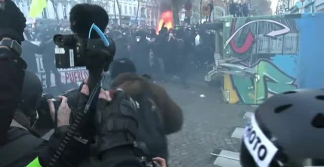Altercados en una multitudinaria manifestación en París contra la nueva ley de seguridad