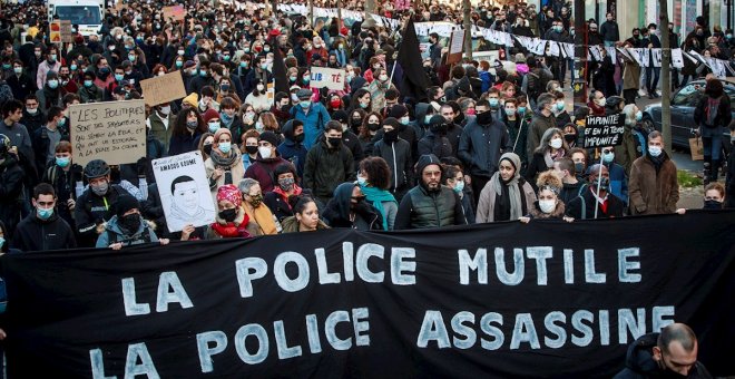 Policía y manifestantes se enfrentan en París durante una concentración contra la nueva ley de seguridad