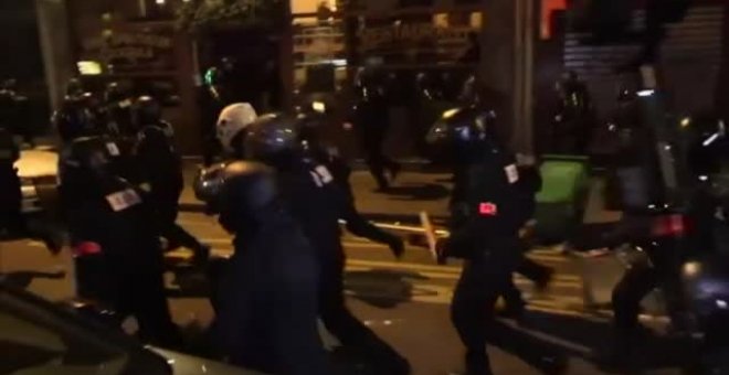 Queman una sucursal bancaria en París en una manifestación contra la nueva ley de seguridad de Macron