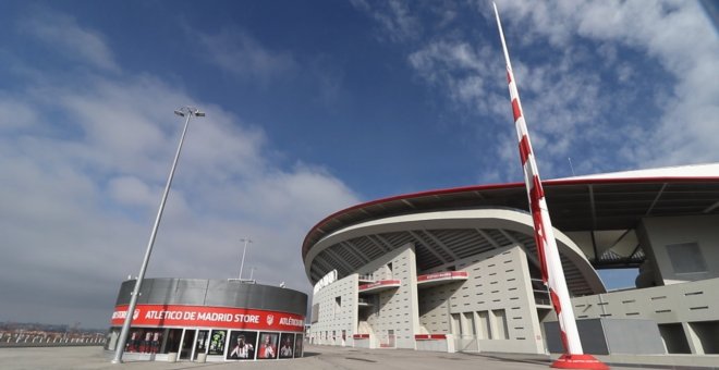 Bandera a media asta en recuerdo de Juan de Dios Román en el Wanda Metropolitano