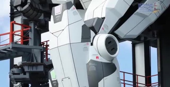 Un superrobot, gran atracción de un parque temático japones