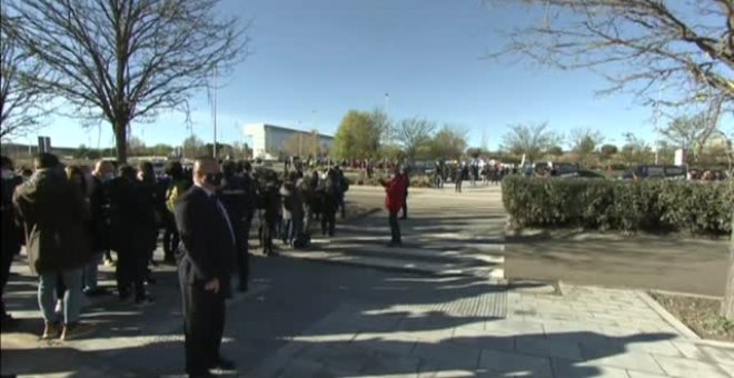 Protestas frente al hospital Enfermera Isabel Zendal en el día de su inauguración