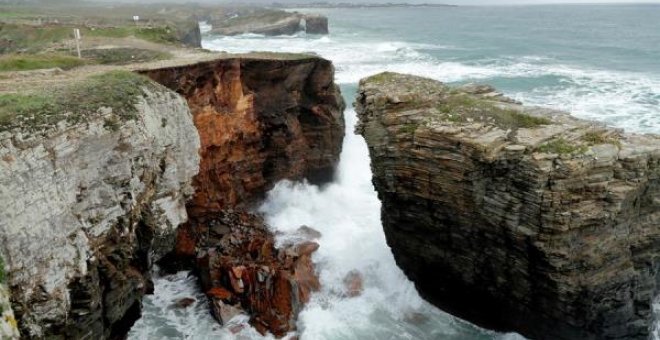 Se derrumba uno de los arcos de piedra de la playa de As Catedrais