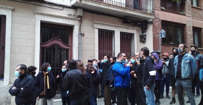 Vecinos del barrio de Vallcarca paralizan el desahucio de una familia con dos menores de edad