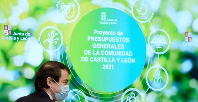Un hombre de Ávila denuncia al presidente de Castilla y León por "prevaricación" al adelantar el toque queda