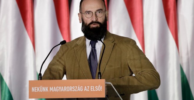 Dimite un eurodiputado del partido de Orban tras ser 'cazado' en una orgía en un bar de Bruselas