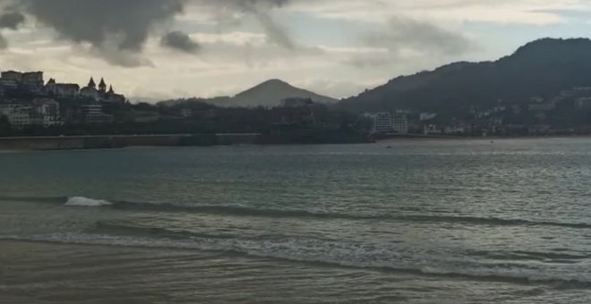 Bañista desafía bajas temperaturas en San Sebastián