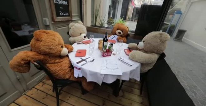 Ositos de peluche sustituyen a los comensales habituales en una terraza francesa para dar ambiente y esperanza a los negocios