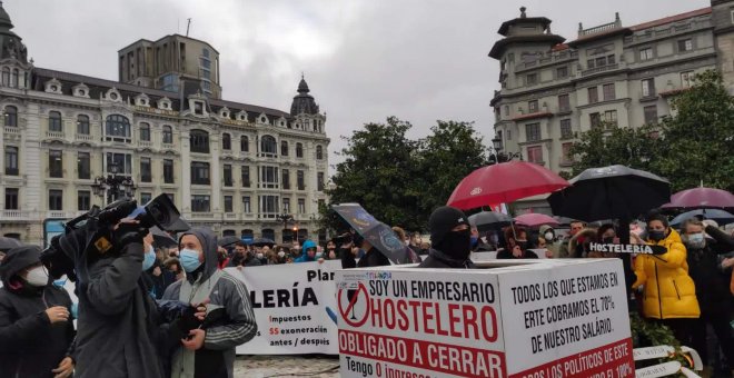 Concentración de hosteleros en Oviedo en protesta por los cierres