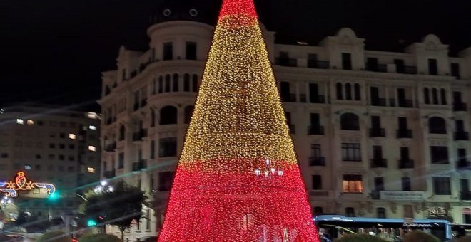 Santander genera su propia polémica con las luces de Navidad y la bandera de España
