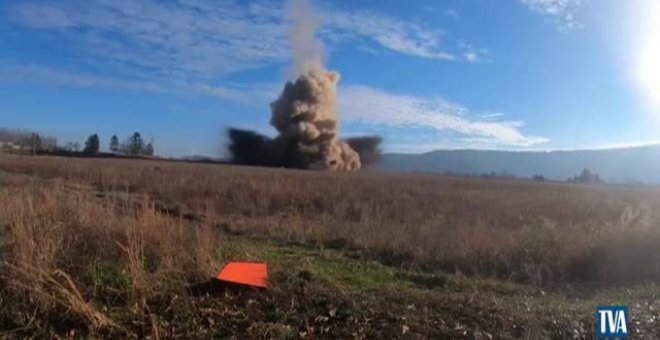 Espectacular secuencia de la voladura de una chimenea industrial en Alabama