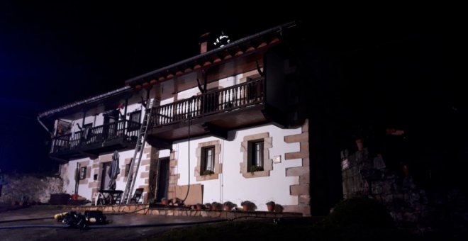 Extinguido un incendio en una vivienda de Vega de Villafufre que ha afectado a la primera y la segunda planta