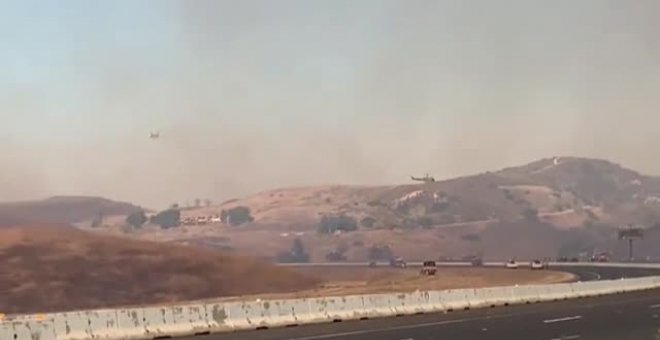 Los bomberos luchan contra un incendio sin control en el sur de California