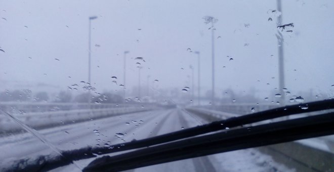 La nieve cierra Lunada y obliga a circular con cadenas en Estacas de Trueba, Piedrasluengas y La Sía