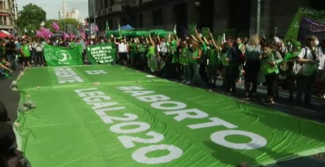 Miles de mujeres exigen en Argentina que se regule por plazos el aborto