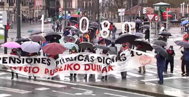 Cientos de pensionistas vascos salen a manifestarse pese al mal tiempo y el Covid