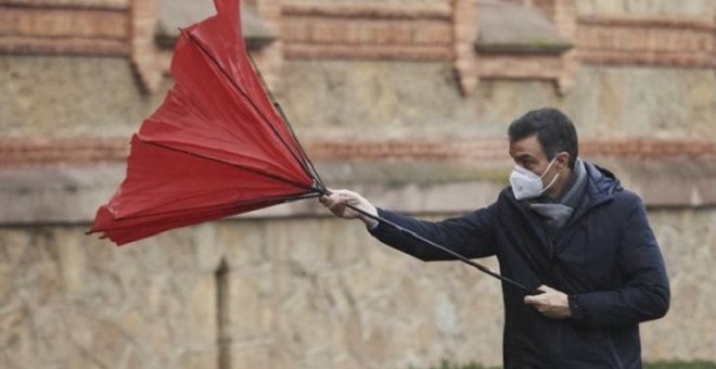 De Banksy al 'gadgetofalcon': la tronchante imagen de Sánchez intentando evitar que su paraguas salga volando
