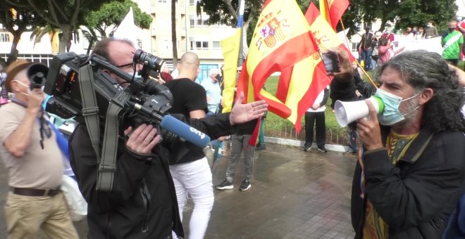 Acosan a un cámara de televisión en una manifestación en Las Palmas