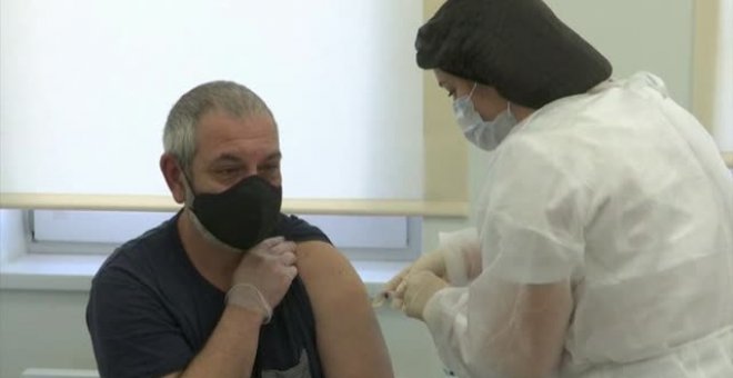 Rusia comienza a vacunar a su población contra el coronavirus