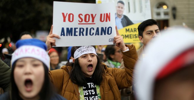 Un juez ordena a Trump restaurar el proyecto que protege de la deportación a miles de jóvenes migrantes