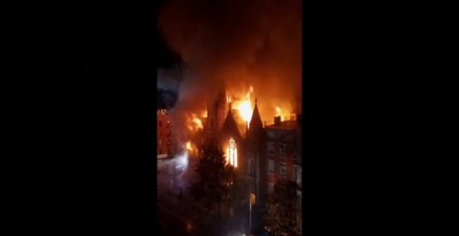 Un incendio devora una iglesia del siglo XIX en Nueva York