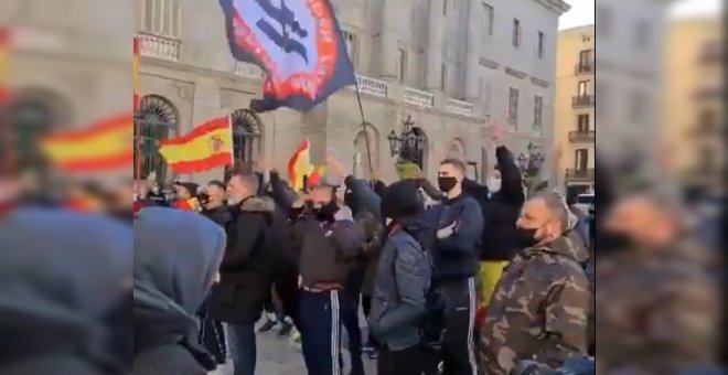 Un acto de Abascal y Vox en Barcelona acaba con banderas nazis y cánticos franquistas