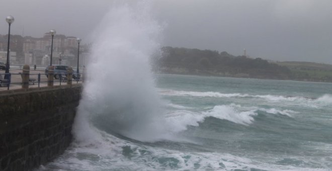 Las olas superan los 8 metros y el viento alcanza los 102 kilómetros por hora en Santander