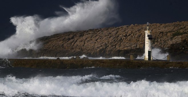 Alerta de fuertes vientos en toda España y de nevadas y oleaje en el norte