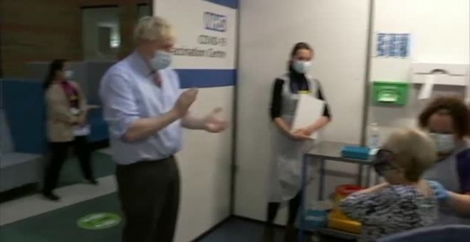 Boris Johnson presencia las primeras vacunaciones contra el COVID-19