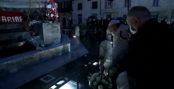 El Papa acude a rezar ante la inmaculada en la plaza de España