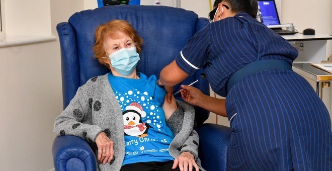 Una britànica de 90 anys, primera persona del món en rebre la vacuna de Pfizer