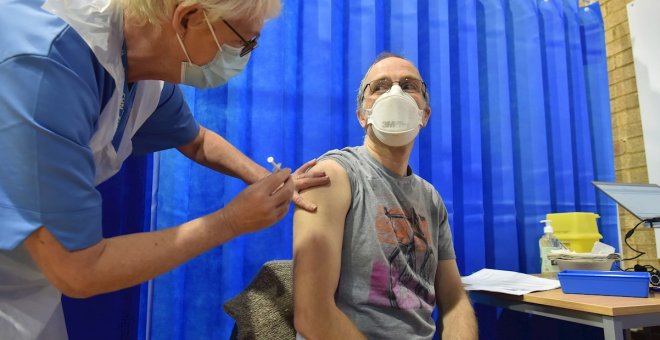 Reino Unido pide a los alérgicos severos que no se vacunen tras dos casos de reacción