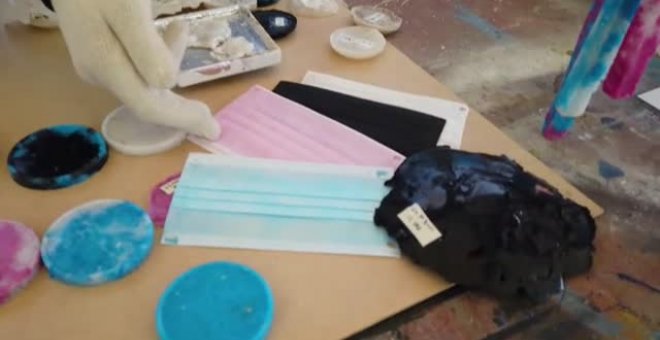 Un estudiante de diseño de Corea del Sur fabrica taburetes con mascarillas desechables