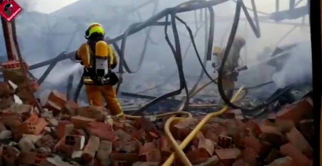 Bomberos dan por controlado el incendio en la fábrica de la Jijonenca