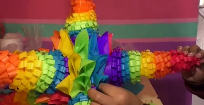 México se llena de color con sus tradicionales piñatas navideñas