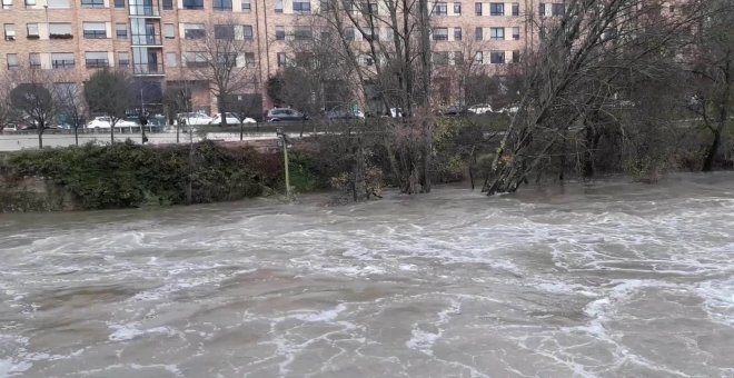 El río Arga baja crecido a su paso por Pamplona