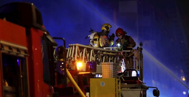 Las imágenes del virulento incendio en una nave industrial en Badalona