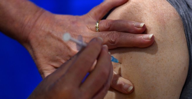 La EMA desaconseja retrasar la segunda dosis de la vacuna de Pfizer más de 42 días